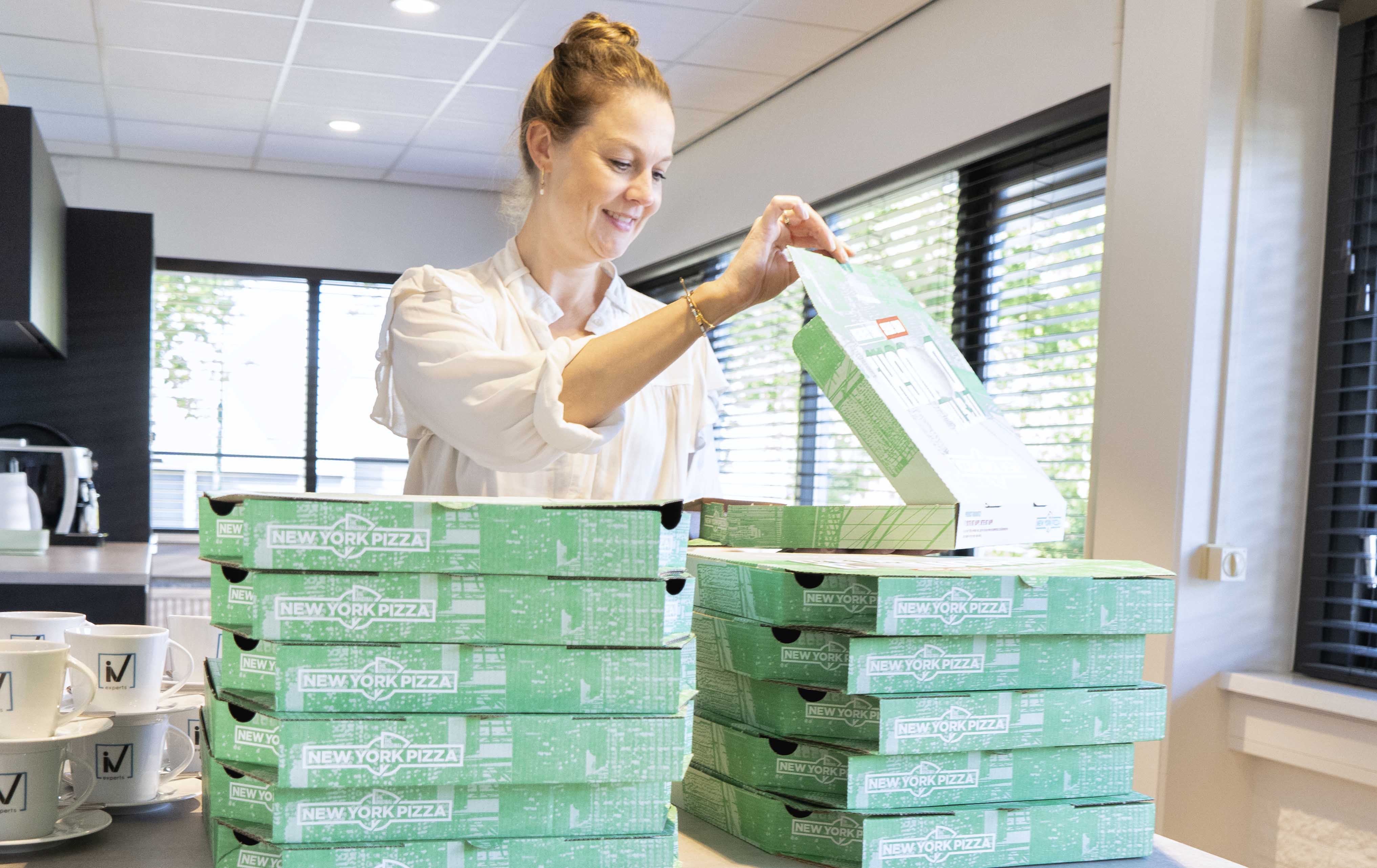 Myrthe met Pizza tijdens de kleine pizzasessie van IV experts