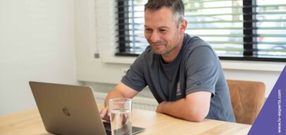 FI Jasper achter laptop