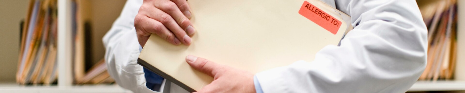Dokter met dossiers
