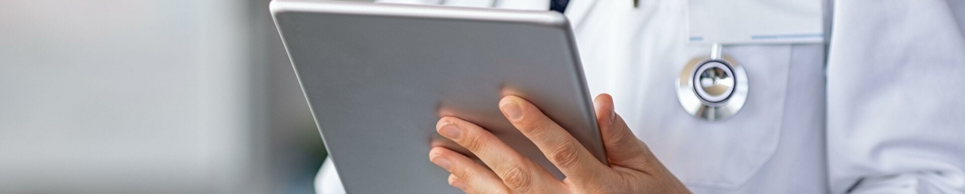 Dokter met ipad
