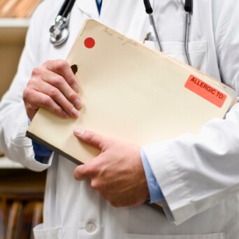 Dokter met dossiers