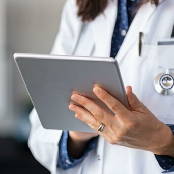 Dokter met ipad
