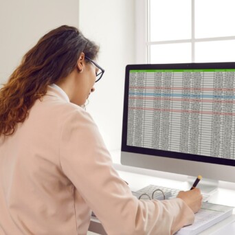 Vrouw laptop van achter