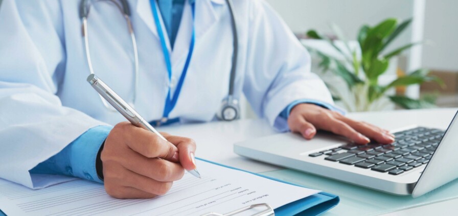 Dokter achter laptop