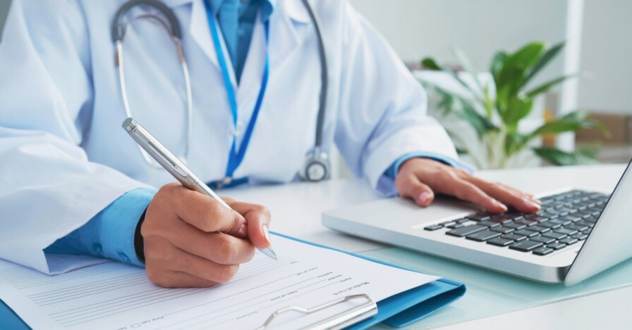 Dokter achter laptop