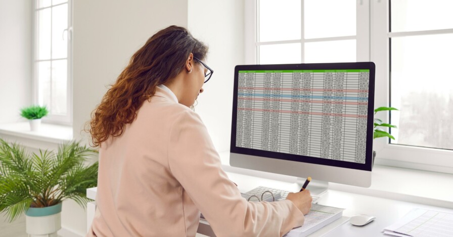 Vrouw laptop van achter