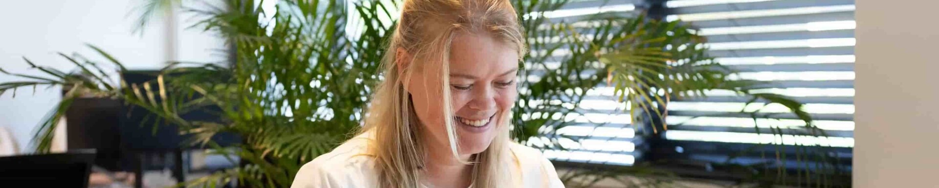 Werkend aan tafel liset