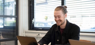 Werken achter laptop jeroen