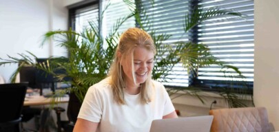 Werkend aan tafel liset