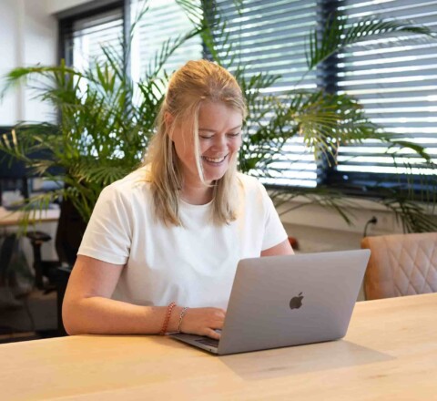 Werkend aan tafel liset