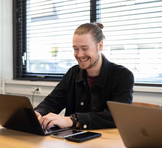 Werken achter laptop jeroen