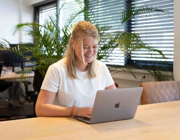 Werkend aan tafel liset