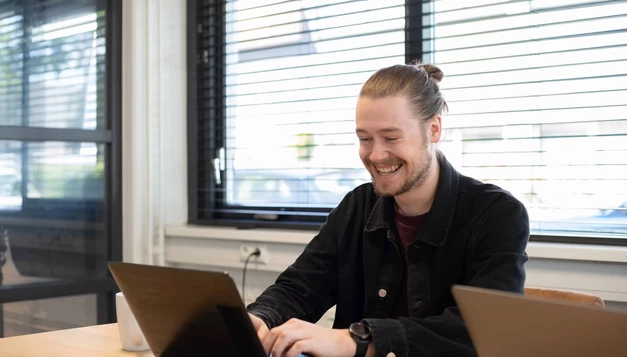 Werken achter laptop jeroen